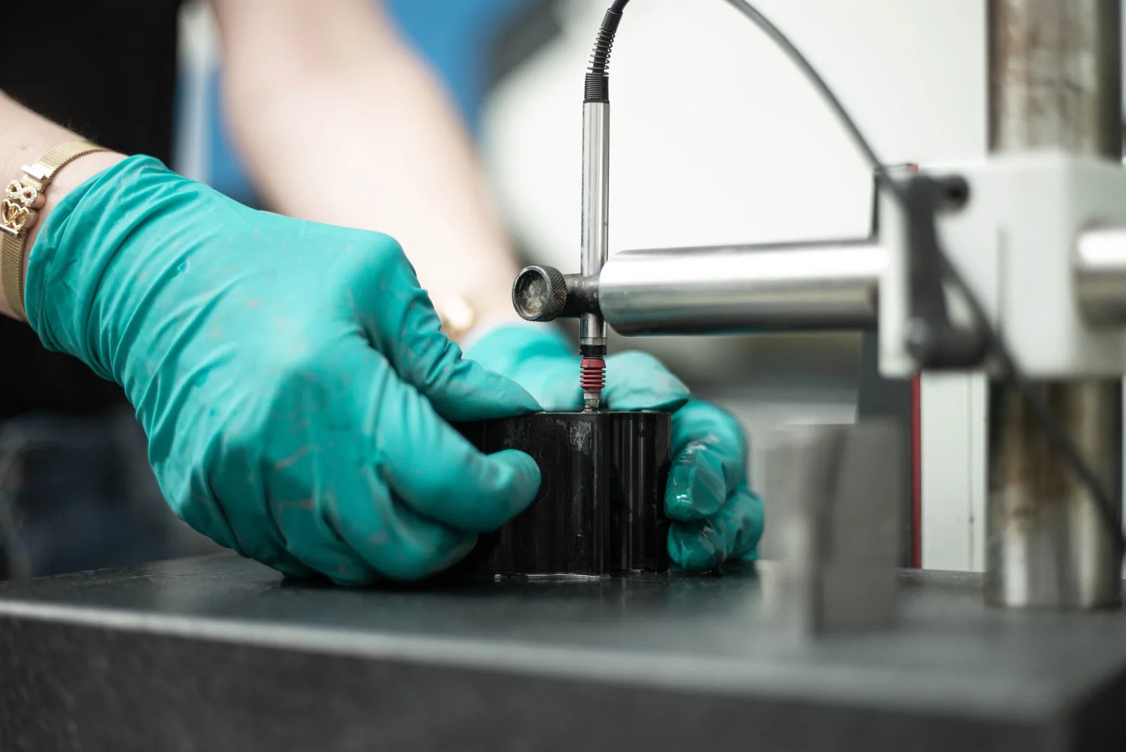 Montage eines Duroplast-Bauteils mit Handschuhen